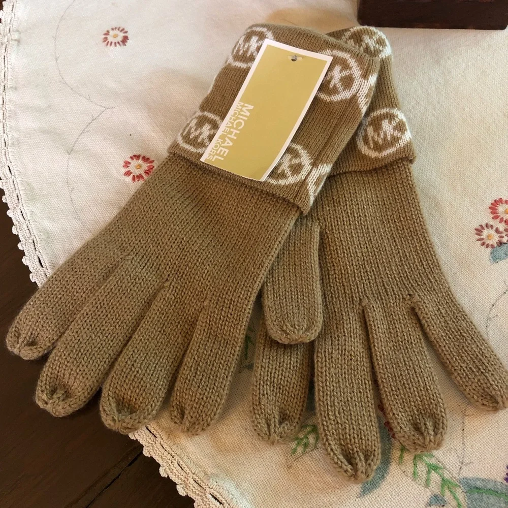 Michael by Michael Kors Jet Set Logo Cuff Knitted Gloves. Camel Color. One Size